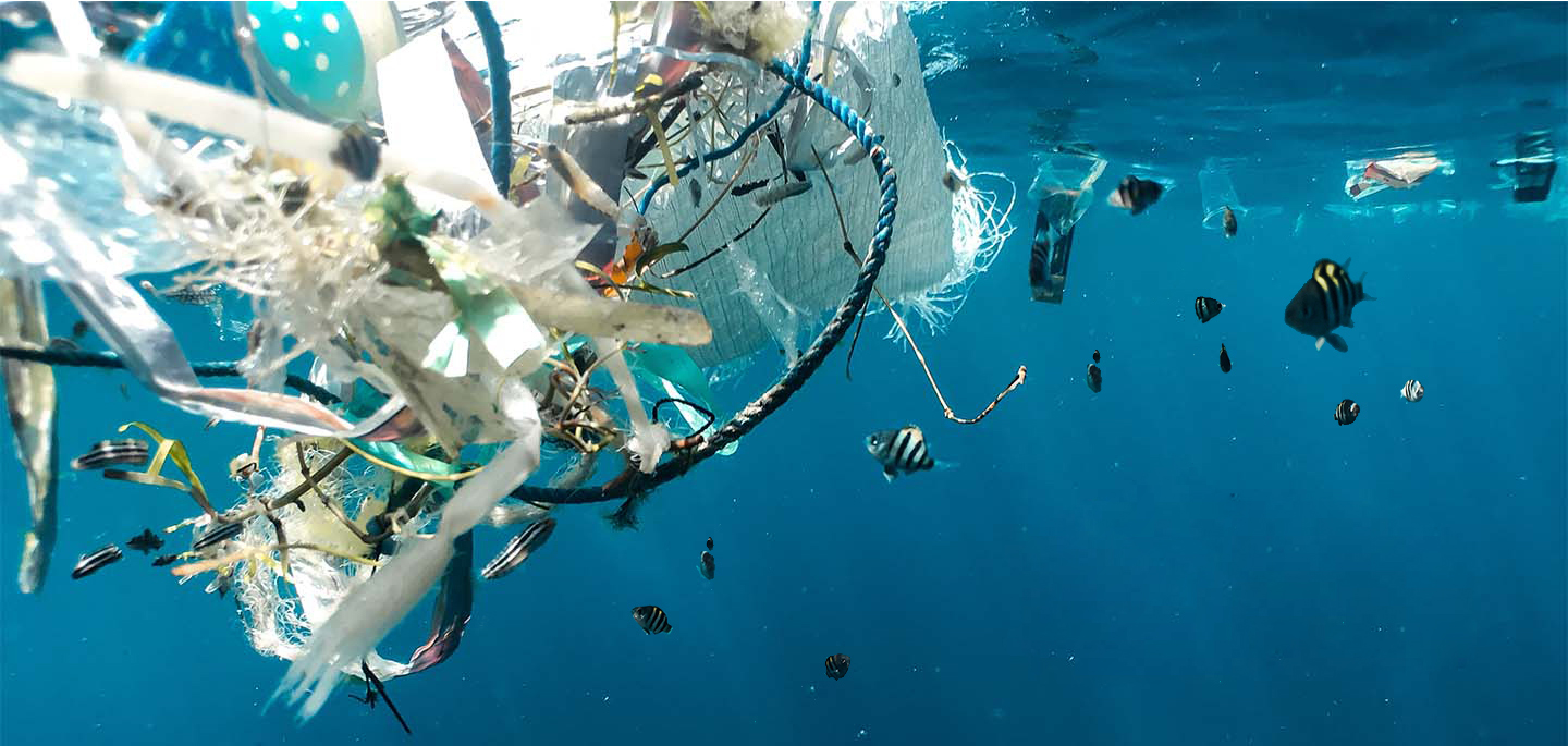 海洋中塑料污染的水下视图，漂浮的垃圾和鱼类 – 塑料污染